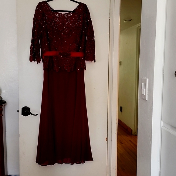 Formal gown - Picture 3 of 13